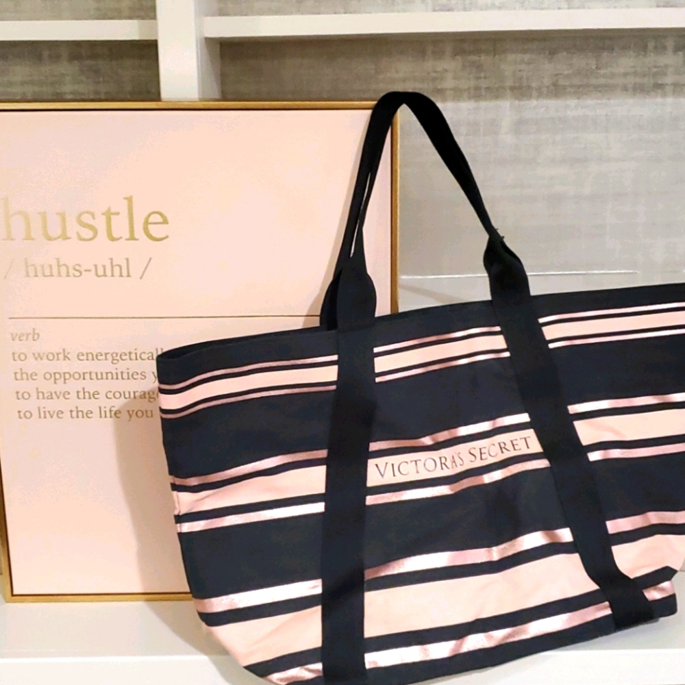 ❤ Victoria’s Secret zippered pink shimmer tote